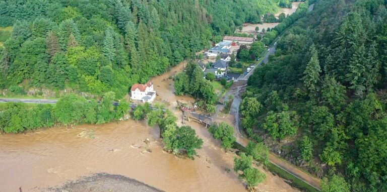 Die mit einer Drohne gefertigte Aufnahme zeigt die Verwüstungen die das Hochwasser der Ahr in dem Eifel-Ort angerichtet hat.
