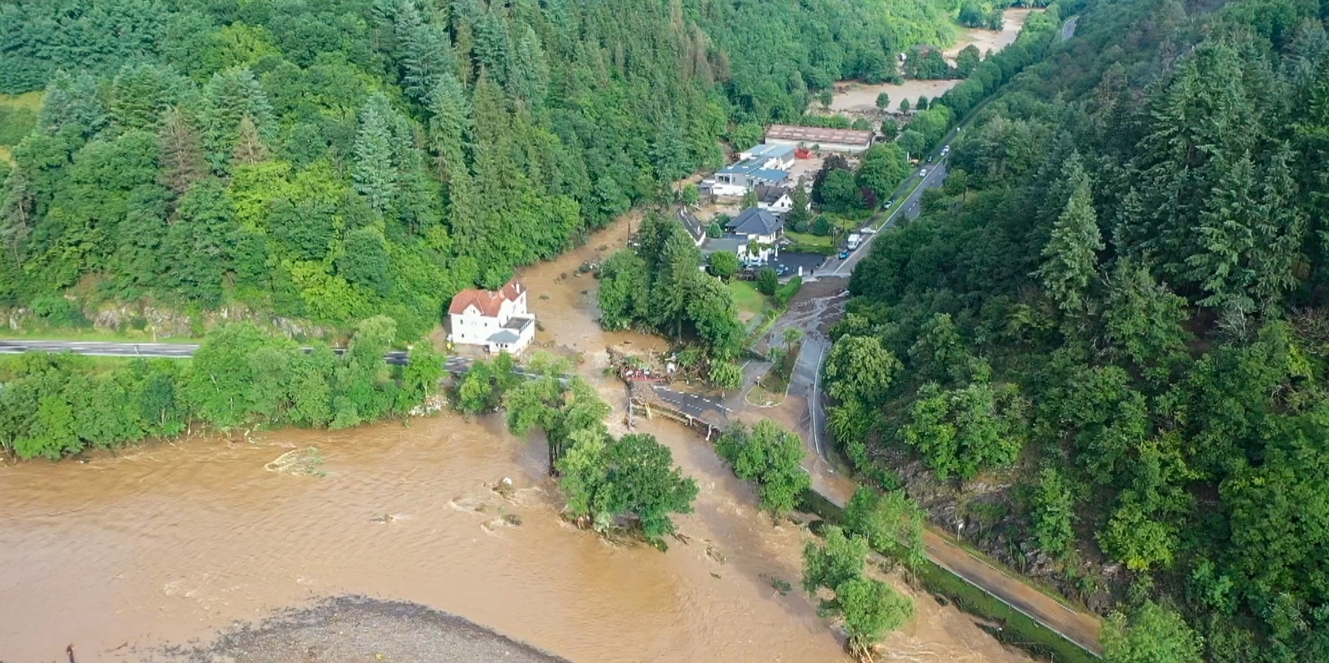 Die mit einer Drohne gefertigte Aufnahme zeigt die Verwüstungen die das Hochwasser der Ahr in dem Eifel-Ort angerichtet hat.