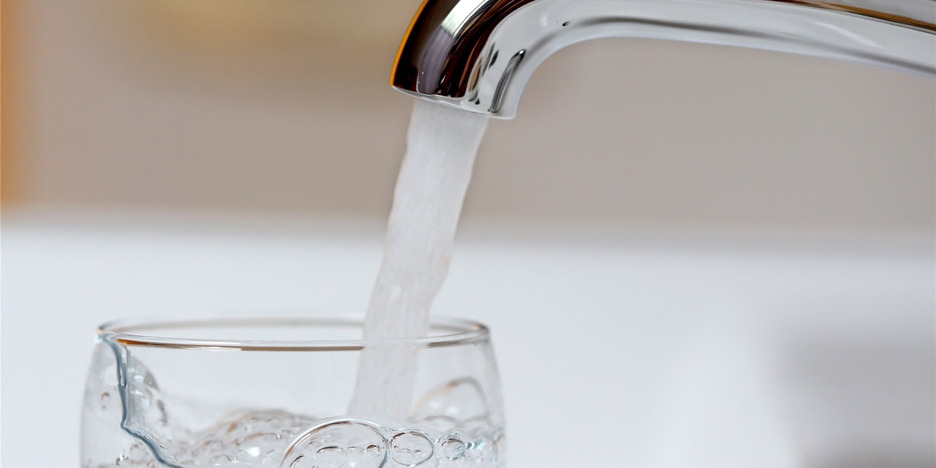 Die Wasserwerksgesellschaft desinfiziere das Wasser mit Ozon, UV-Licht und Chlor. (Symbolbild)