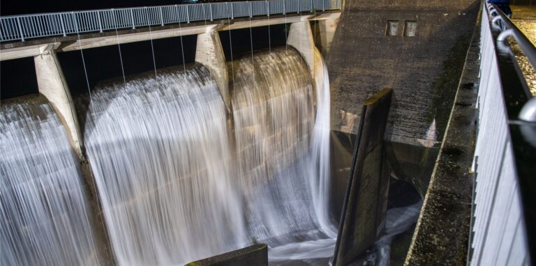 Wasser läuft im Überlauf der Rurtalsperre ab. Die Rurtalsperre läuft infolge der immensen Regenmengen bei Unwettern in Nordrhein-Westfalen nun über.