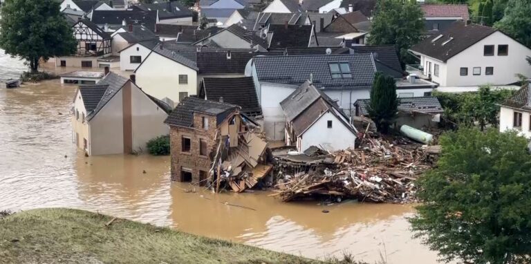 Die Luftaufnahme zeigt den vom Ahr-Hochwasser überfluteten Ortsteil Altenburg (Aufnahme mit einer Drohne).