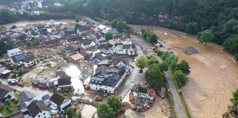 Die mit einer Drohne gefertigte Aufnahme zeigt die Verwüstungen die das Hochwasser der Ahr in dem Eifel-Ort angerichtet hat. In Schuld bei Adenau waren den Angaben zufolge in der Nacht zum Donnerstag sechs Häuser eingestürzt. Derzeit würden dort knapp 70 Menschen vermisst.