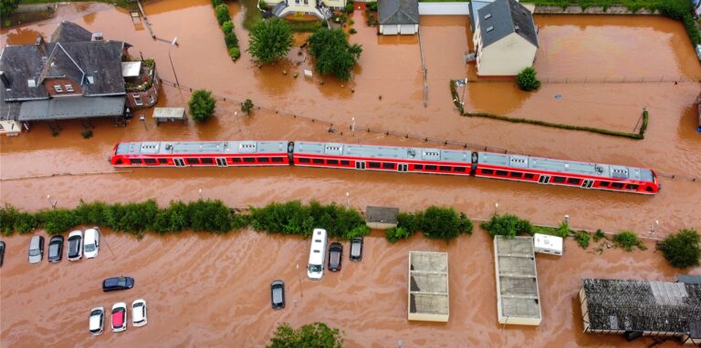 Der Zugverkehr in Nordrhein-Westfalen und Rheinland-Pfalz ist wegen der Überflutungen weiterhin massiv beeinträchtigt.