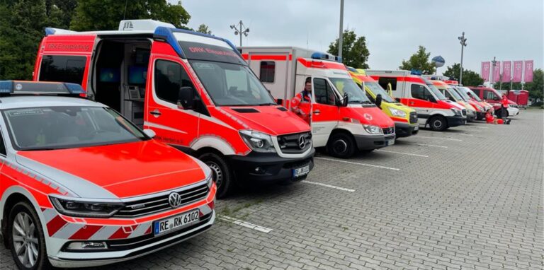 Der Patiententransportzug 10 des Kreises Recklinghausen wartet nach dem Einsatz in Swisttal nun auf einem Bereitstellungsplatz in Bonn auf weitere Einsatzbefehle.