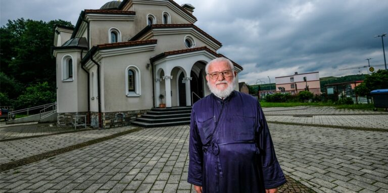 Am Sonntag heißt es Abschied nehmen: Pfarrer Apostolos Amvrasis vor der griechisch-orthodoxen Kirche an der Herner Straße 99.