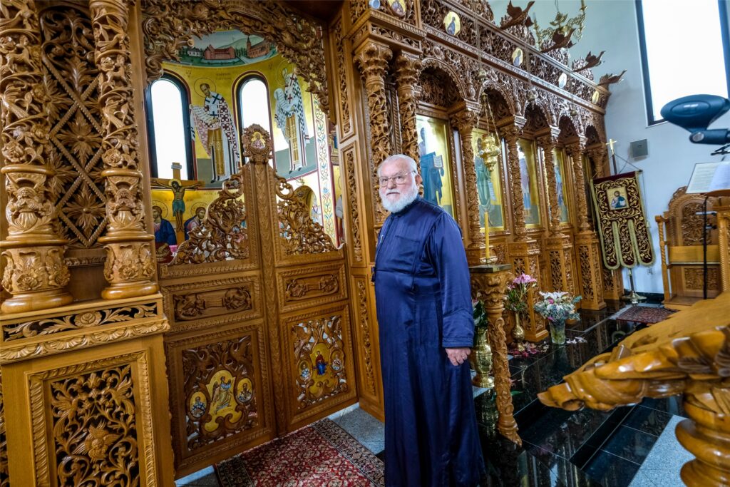 title attribut Am Sonntag wird Pfarrer Apostolos ein letztes Mal die Gläubigen zum Gottesdienst empfangen. Sein Abschied aus Herten ist nicht ganz freiwillig.