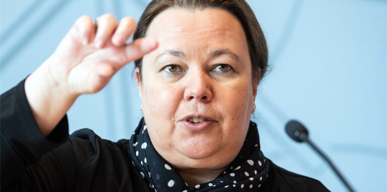 Ursula Heinen-Esser (CDU), Umweltministerin von Nordrhein-Westfalen, spricht während einer Pressekonferenz.