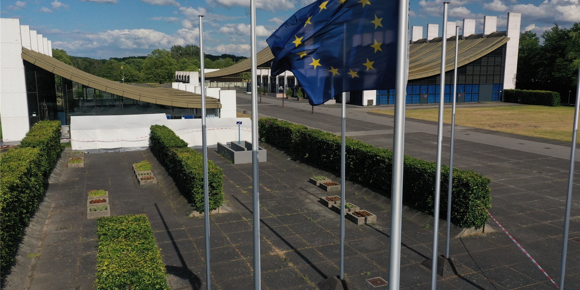 Europaflagge weht am Stadtmittelpunkt in Castrop-Rauxel im Wind.