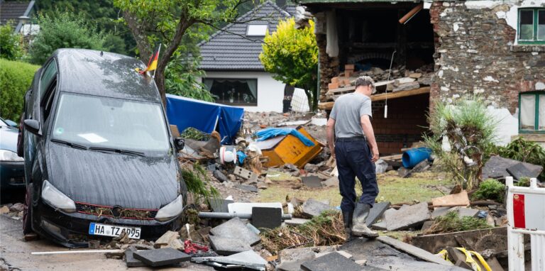 Ein Anwohner steht zwischen den Trümmern der Unwetterschäden im Ortsteil Hohenlimburg.