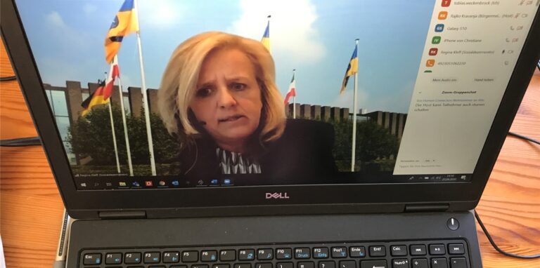 Videokonferenzen, hier eine städtische mit Sozialdezernentin Regina Kleff, sind praktisch. Aber manch einer ist ihrer auch überdrüssig geworden.