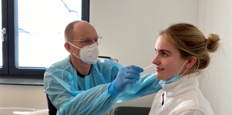 Es sind kaum noch Corona-Schnelltests nötig, wie ihn hier ein Mitarbeiter der Prävent GmbH vornimmt. Das Dortmunder Unternehmen hat einige Testzentren in der Stadt geschlossen.