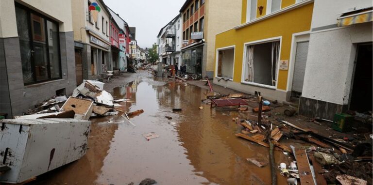Wasser steht in der Fußgängerzone von Gemünd, nachdem die Urft über die Ufer getreten war. Foto: Oliver Berg/dpa