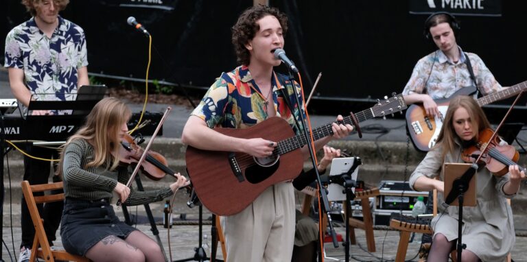 Höhepunkt eines musikalisch abwechslungsreichen Abends: Leo Karter und Band spielten einige seiner Songs gemeinsam mit dem Joker-Streich-Quartett.