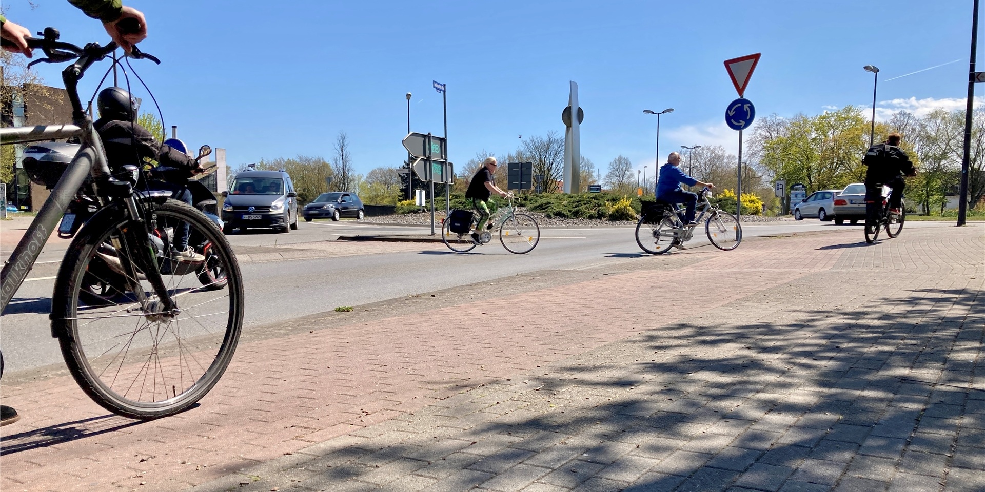 Radfahrer im Kreisverkehr am Stadtmittelpunkt (Bahnhofstraße).