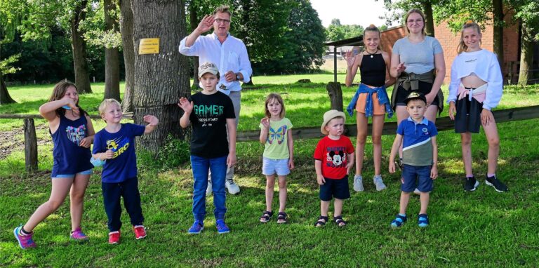 Kreistagsmitglied Uwe Göddenhenrich leitete die Führungen zum Bauernhof: Erster Stopp waren die großen Eichen am Hofeingang.