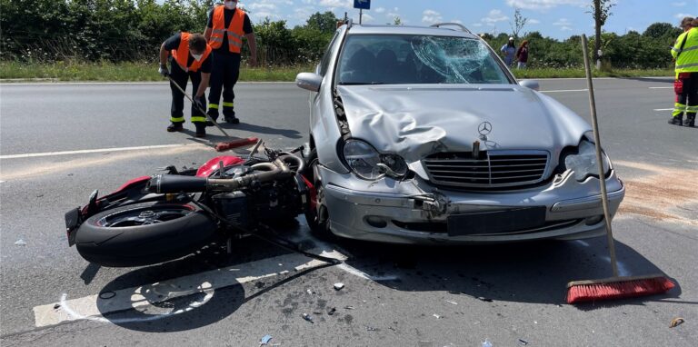 Bei dem Unfall erlitt der Motorradfahrer schwerste Verletzungen.