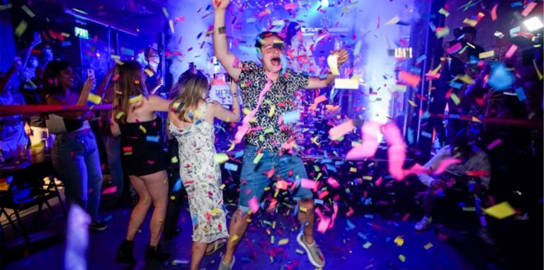 Ein Partygänger springt in einem Londoner Nachtclub kurz nach dessen Wiedereröffnung auf die Tanzfläche. Foto: Alberto Pezzali/AP/dpa