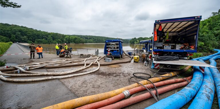 Das Technische Hilfswerk (THW) und die Feuerwehr pumpen Wasser in der Steinbachtalsperre ab.