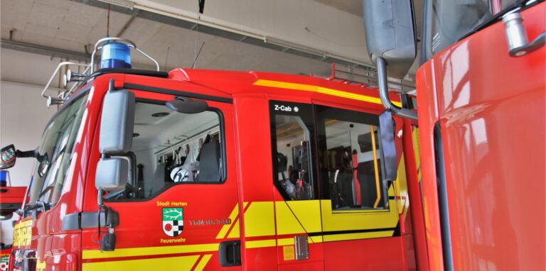 Die Einsatzfahrzeuge der Feuerwehr Herten tragen im Gedenken an die im Flut-Einsatz verstorbenen Feuerwehrleute Trauerflor.