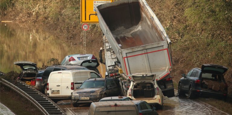 Auf der B265 bei Erftstadt-Liblar stehen Autowracks, die gestern noch unter Wasser standen.
