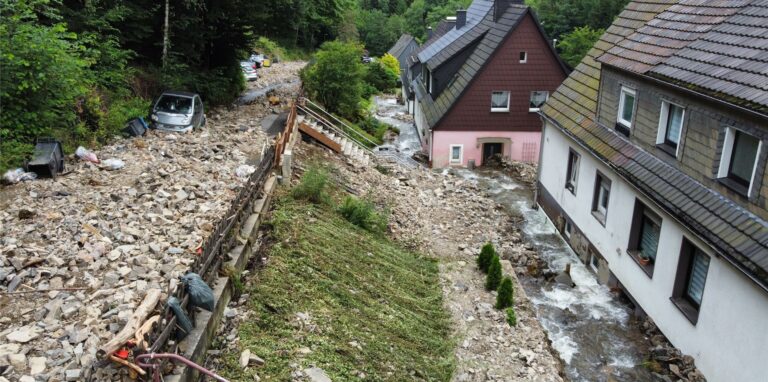Nach den schweren Unwettern in Altena sind dort Schrottsammler auf Diebeszug unterwegs.