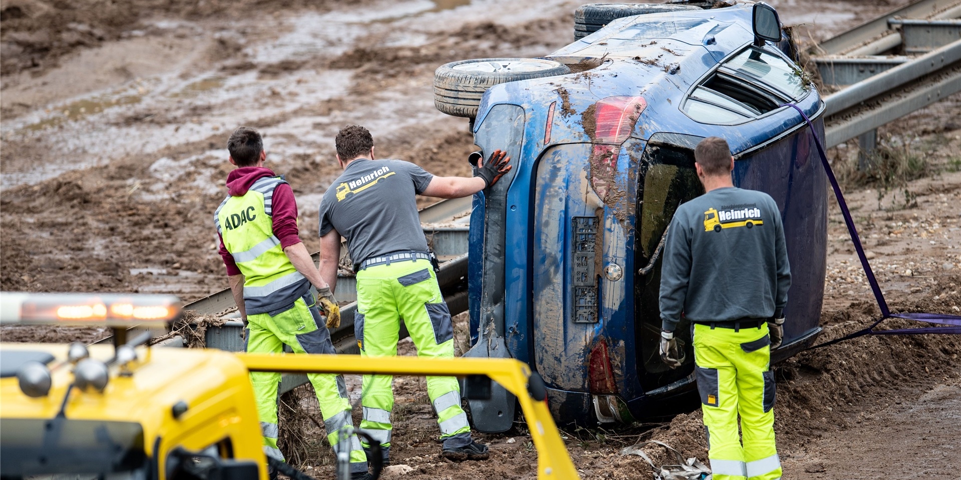 Helfer bergen nach dem Unwetter die Autos in Erftstadt.