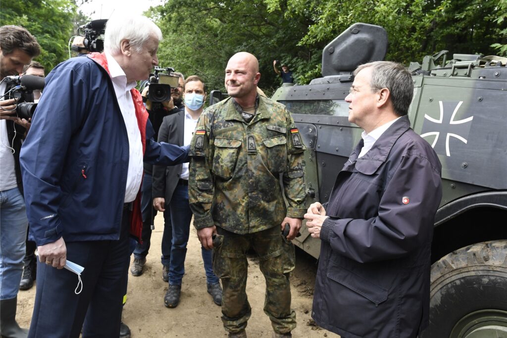 title attribut NRW-Ministerpräsident Armin Laschet (r.) hat sich an der Steinbachtalsperre mit Horst Seehofer ein Bild von der Lage vor Ort gemacht.