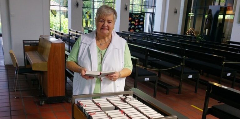 Brigitte Stollenwerk ist Teil der katholischen Gemeinde und überglücklich, dass nun wieder in Messen gesungen werden darf.