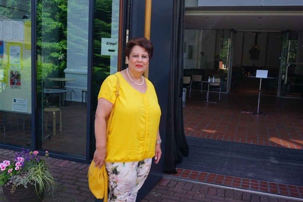 title attribut Roswitha Gondermann beobachtet, dass durch die neuen Regelungen nicht nur die Messen, sondern auch die Gemeindemitglieder lockerer werden.