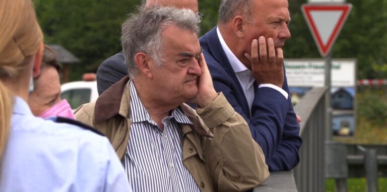 Der nordrhein-westfälische Innenminister Herbert Reul (CDU) steht auf einer Brücke über die B265 zwischen Lindlar und Erftstadt-Blessem. Auf der Bundesstraße hatte die Flut zahlreiche Fahrzeuge eingeschlossen. Reul machte sich am Montag ein Bild der aktuellen Lage vor Ort.