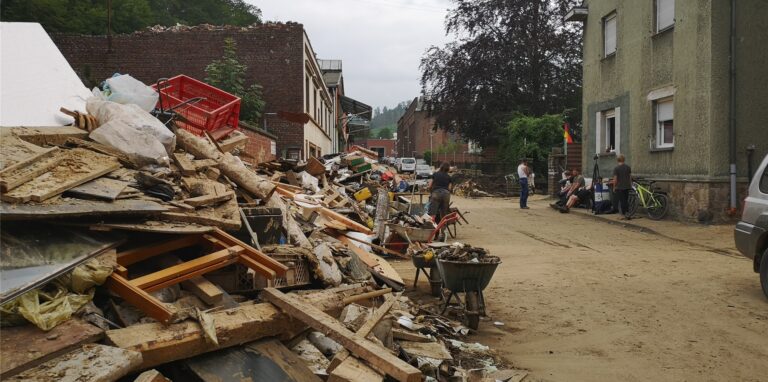 Das Wasser ging, die Trümmer bleiben. Tage nach der Flut-Katastrophe sind die Menschen in Hagen-Hohenlimburg immer noch mit den Aufräumarbeiten beschäftigt.