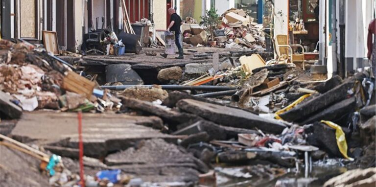 In Bad Münstereifel hat die über die Ufer getretene Erft erhebliche Schäden angerichtet. Foto: Oliver Berg/dpa