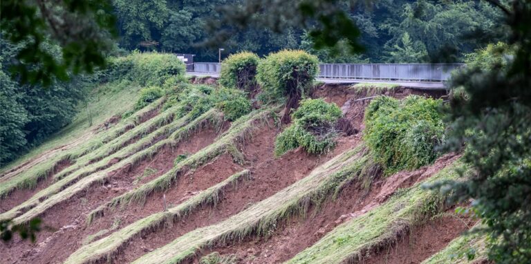 Der Staudamm der Steinbachtalsperre drohte aufgrund der Wasserfluten durch das Tief «Bernd» zu brechen.