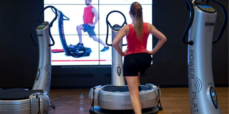Das Training mit einer Vibrationsplatte lässt sich im Fitnessstudio ausprobieren. Wenn man einige Übungen korrekt erlernt hat, lohnt sich auch die Investition daheim. Foto: Franziska Gabbert/dpa-tmn