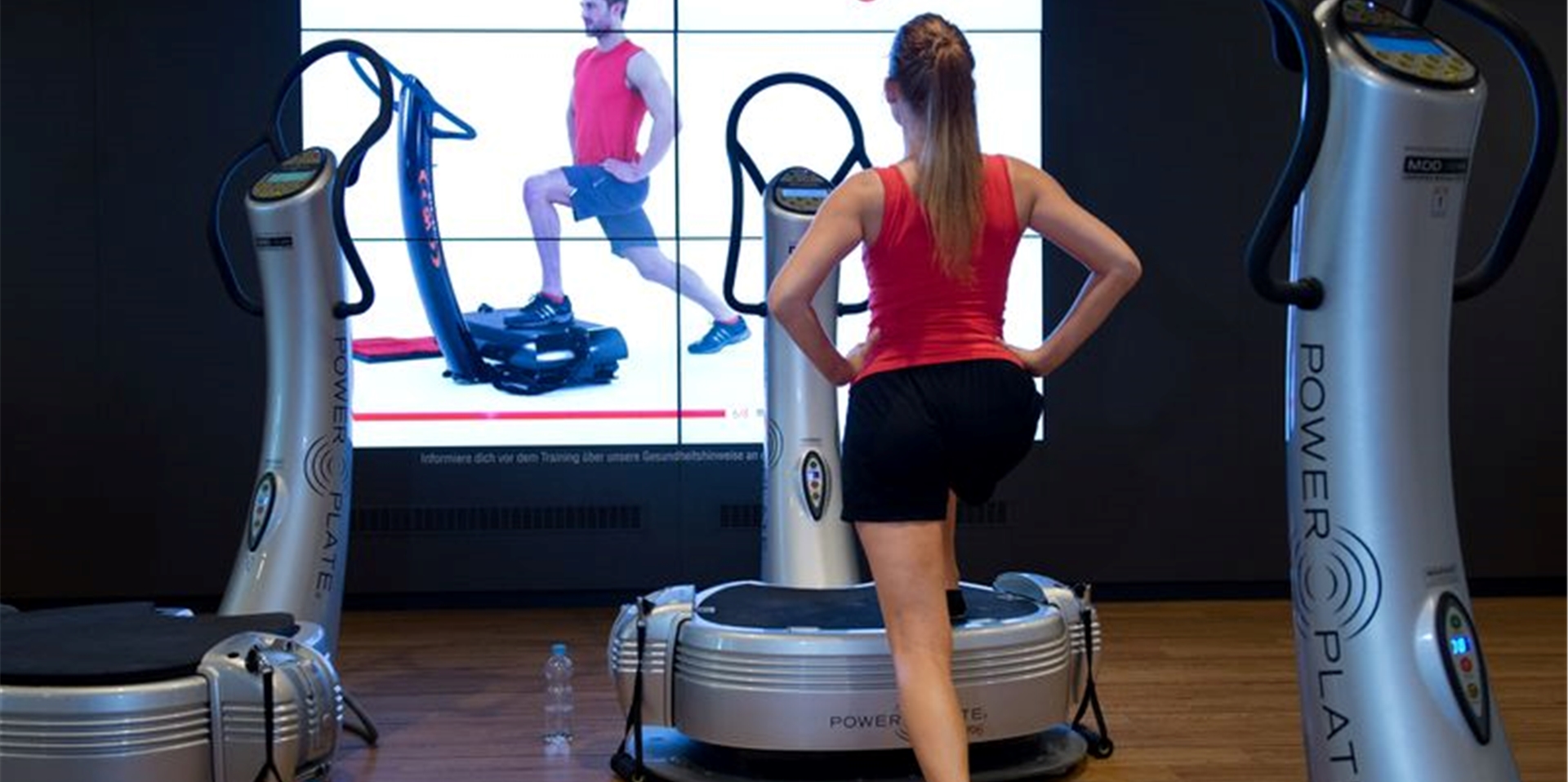 Das Training mit einer Vibrationsplatte lässt sich im Fitnessstudio ausprobieren. Wenn man einige Übungen korrekt erlernt hat, lohnt sich auch die Investition daheim. Foto: Franziska Gabbert/dpa-tmn