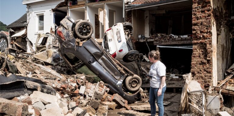 Schon Tage, bevor das Unwetter über uns hereinbrach, warnten die Experten. Doch die Warnungen verhallten ungehört im Dschungel deutschen Zuständigkeits-Irrsinns, sagt unser Autor. Es sei höchste Zeit, dass sich im Katastrophen-Management grundsätzlich etwas ändere.