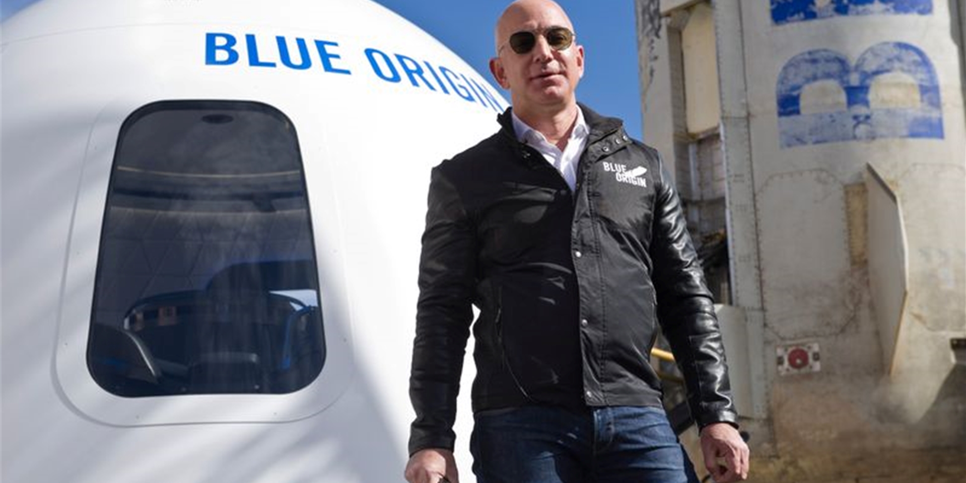 Der Milliardär Jeff Bezos steht vor einer Weltraumkapsel auf dem Space Symposium in Colorado Springs (Archivbild). Foto: Chuck Bigger/Space Symposium via ZUMA Wire/dpa