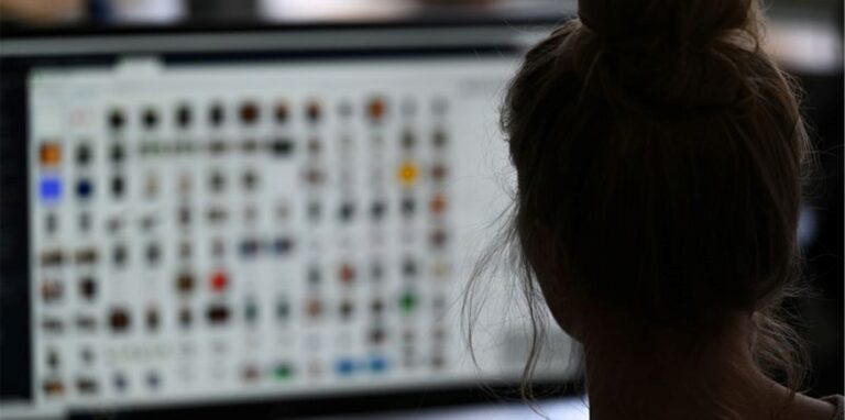 Eine Polizistin vor einem Auswertungscomputer auf der Suche nach Kinderpornografie und Fällen von sexuellem Missbrauch.