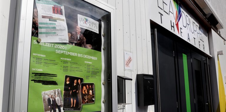 Am Lea-Drüppel-Theater hängen noch die alten Plakate aus 2020. An eine neue Spielzeit ist derzeit nicht zu denken
