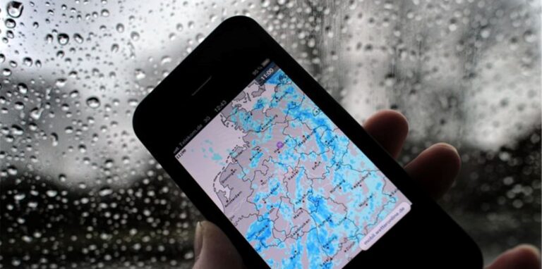 Strenge Vorsichtsmaßnahmen nur weil die Smartpone-App warnt (Symbolbild)? Menschen reagieren ganz unterschiedlich auf Alarme. Foto: picture alliance / Peter Steffen/dpa