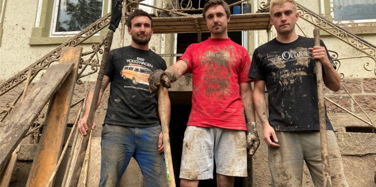Die drei Brüder Dominik, Jan und Sven (v.l.) arbeiten seit dem schweren Unwetter täglich im Haus an der Oberahnerstraße. Dabei bekommen sie auch Hilfe von Menschen, mit denen sie vorher nur eine Rivalität verband.