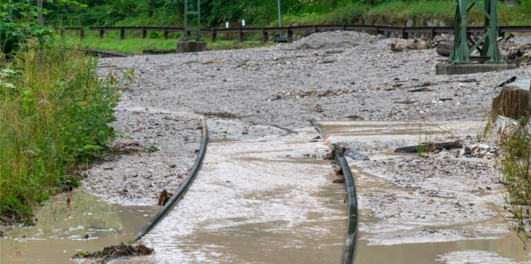 Zahlreiche Gleise in NRW müssen nach der Unwetterkatastrophe repariert und wiederaufgebaut werden.
