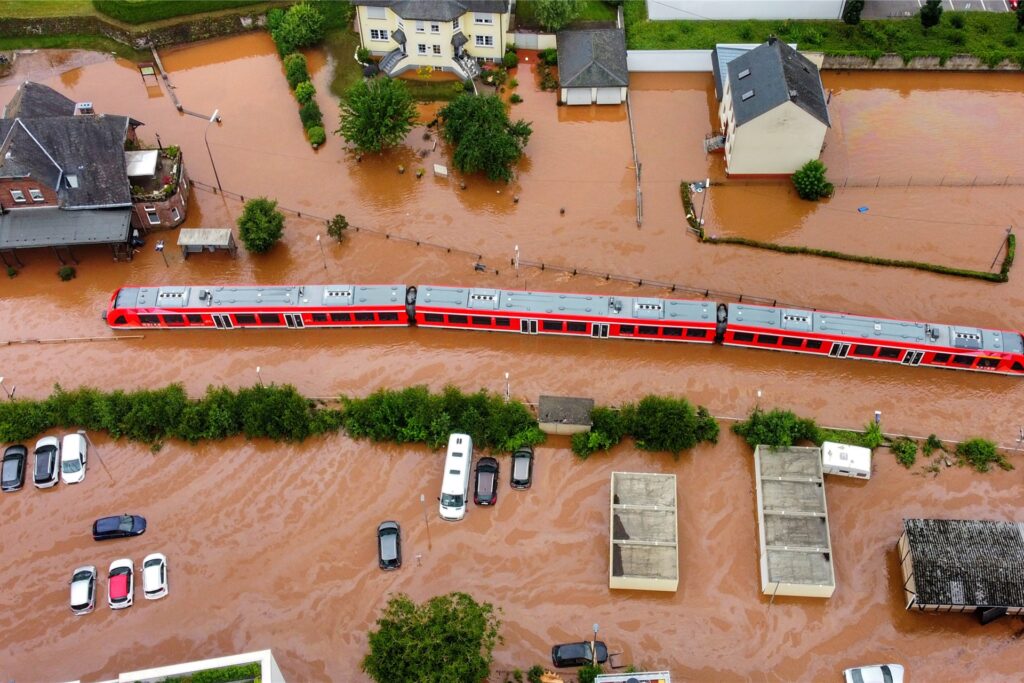 title attribut Die Flut hat vor allem die Eifelstrecke, die Voreifel- und Erfttalbahn, die S-Bahn Rhein-Ruhr Linie 9 sowie die Strecke Hagen-Brügge und die Ruhr-Sieg-Strecke stark beschädigt.
