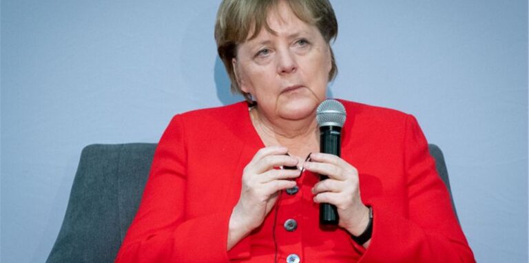 Bundeskanzlerin Angela Merkel (CDU) im Gespräch mit Studenten bei ihrer Südafrika-Reise. Foto: Kay Nietfeld/dpa