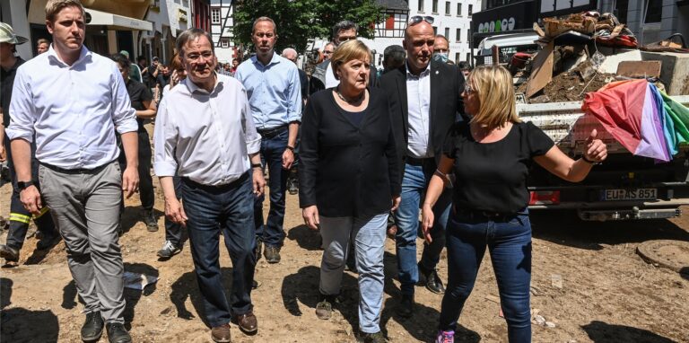 Markus Ramers (l-r), Landrat, Armin Laschet, Ministerpräsident von Nordrehein-Westfalen, CDU-Vorsitzender und CDU-Kanzlerkandidat, Bundeskanzlerin Angela Merkel und Sabine Preiser-Marian, Bürgermeisterin von Bad Münstereifel, gehen durch den vom Hochwasser verwüsteten Kurort.