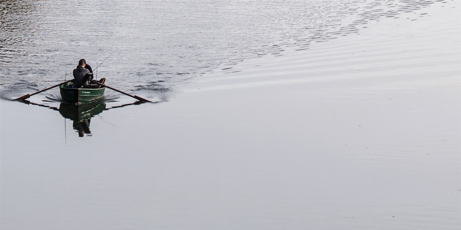 Zwei Angler rudern über den Hengsteysee. Die Bezirksregierung sperrt mehrere Sauseen an der unteren Ruhr für Wasser-Freizeitaktivitäten.