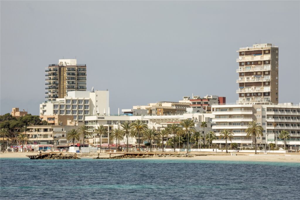 title attribut Fast leer zeigten sich die Strände noch im April auf Mallorca. Mittlerweile ist es dort wieder voller, die Regeln wurden aber ebenfalls wieder verschärft.