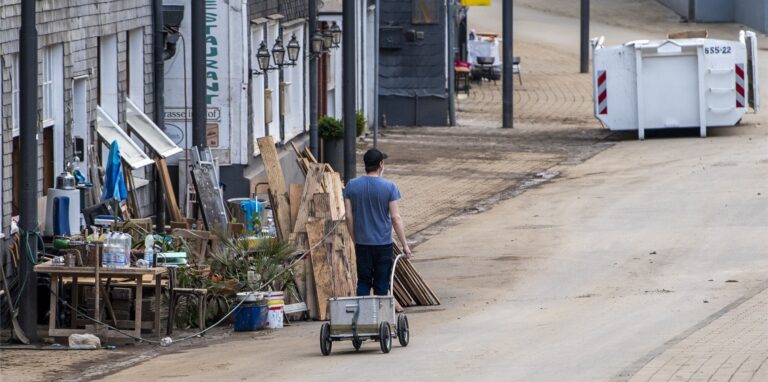 Nach dem Hochwasser steigt die Zahl der Corona-Neuinfektionen in Solingen deutlich an.