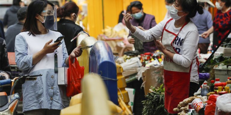 Auf einem Markt in Wuhan (China) soll das Coronavirus ausgebrochen sein. Doch es gibt auch andere Spekulationen. China lehnt eine Untersuchung der WHO ab.