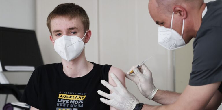 12- bis 15-Jährige können sich jetzt nicht mehr nur beim Kinderarzt, sondern auch im Impfzentrum gegen das Coronavirus impfen lassen.